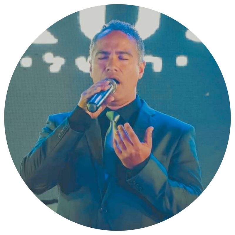 Prof. André Mello cantando ao microfone